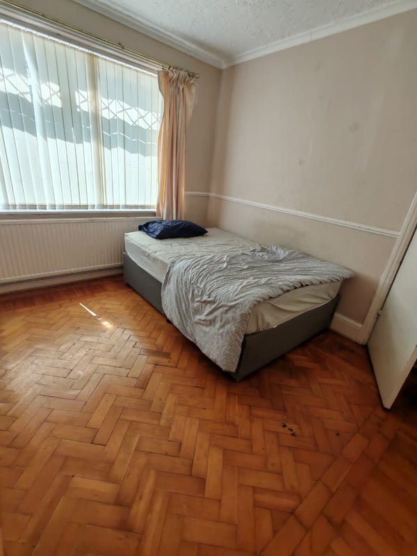 Room Balmoral Road in Farnworth