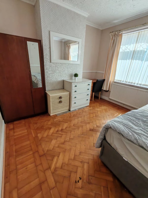 Room Balmoral Road in Farnworth