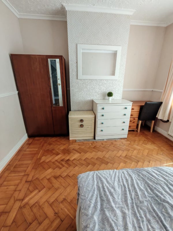 Room Balmoral Road in Farnworth