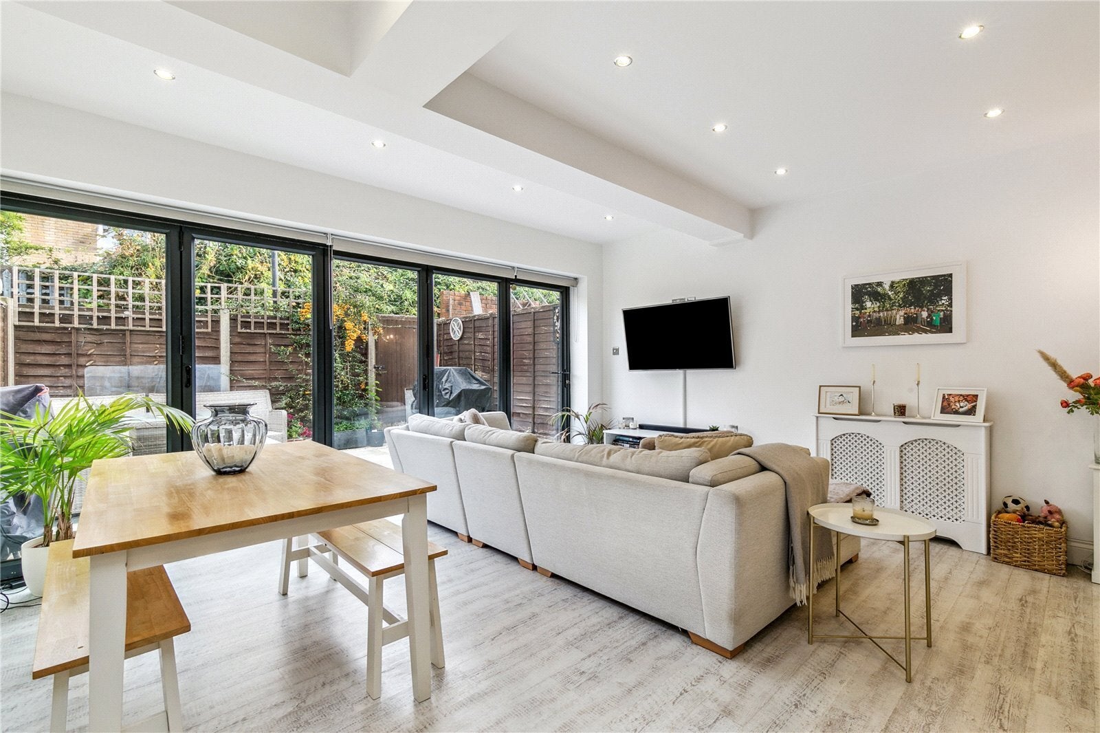 Flat Galesbury Road in Greater London