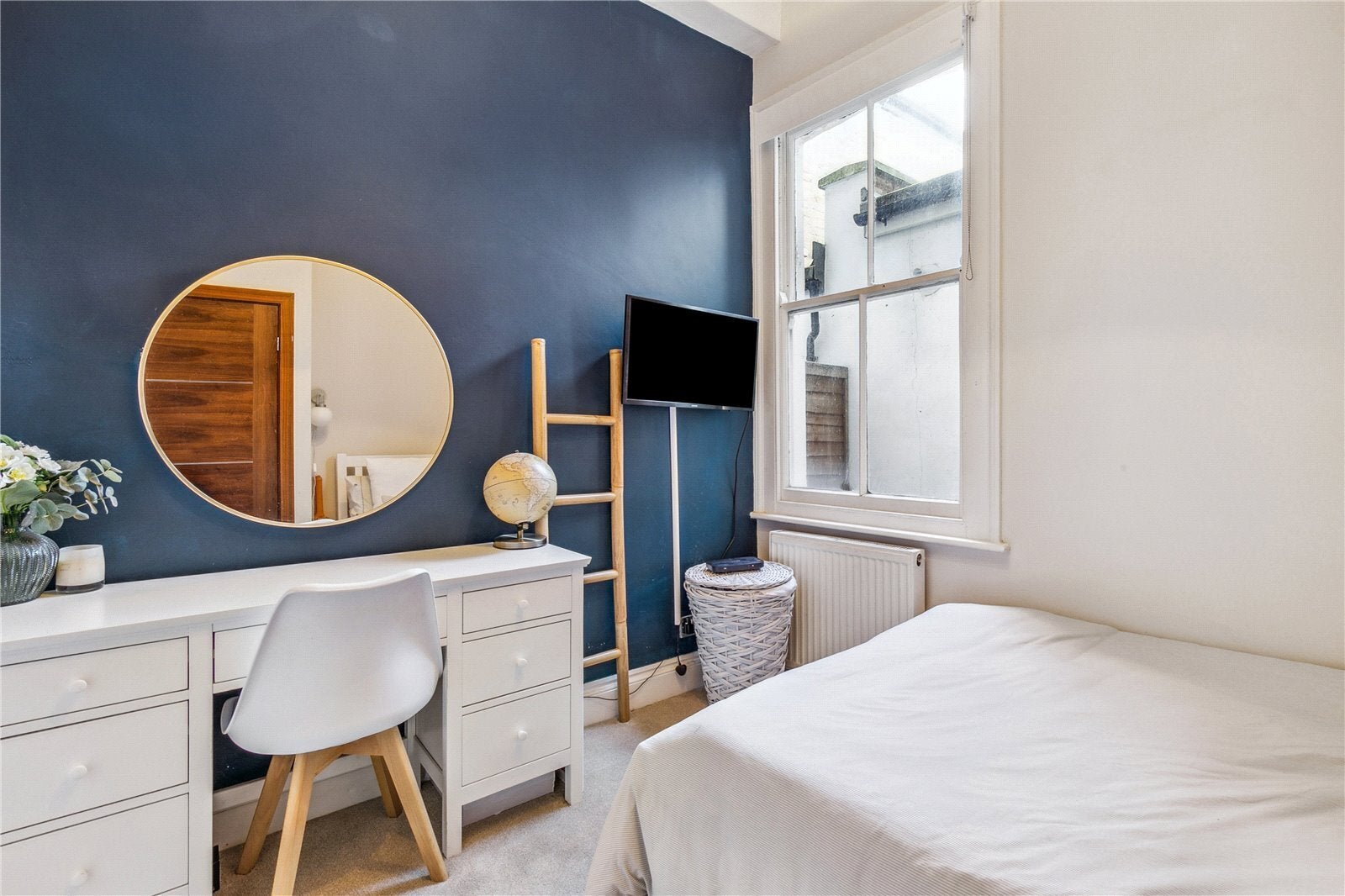 Flat Galesbury Road in Greater London