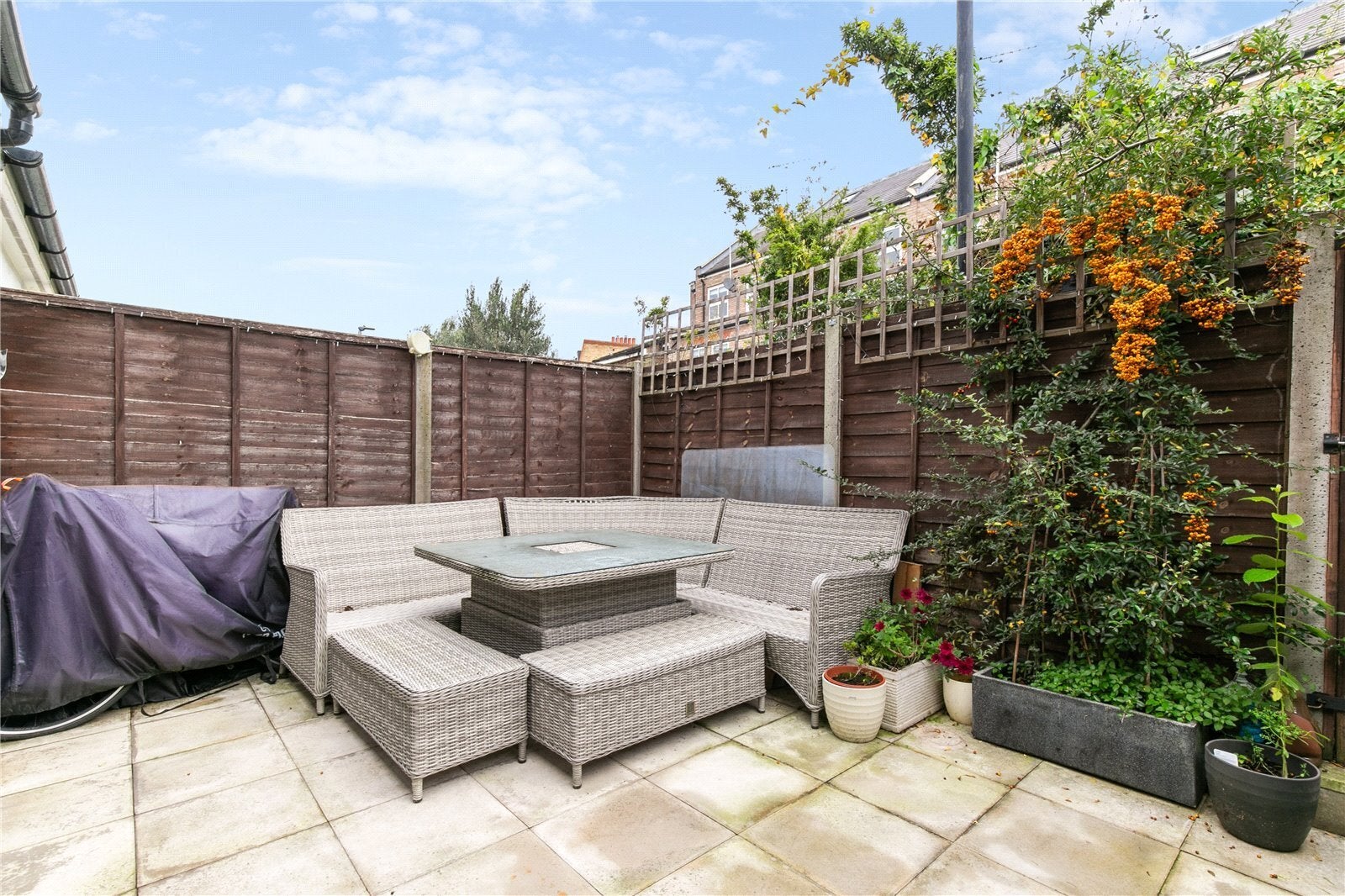 Flat Galesbury Road in Greater London