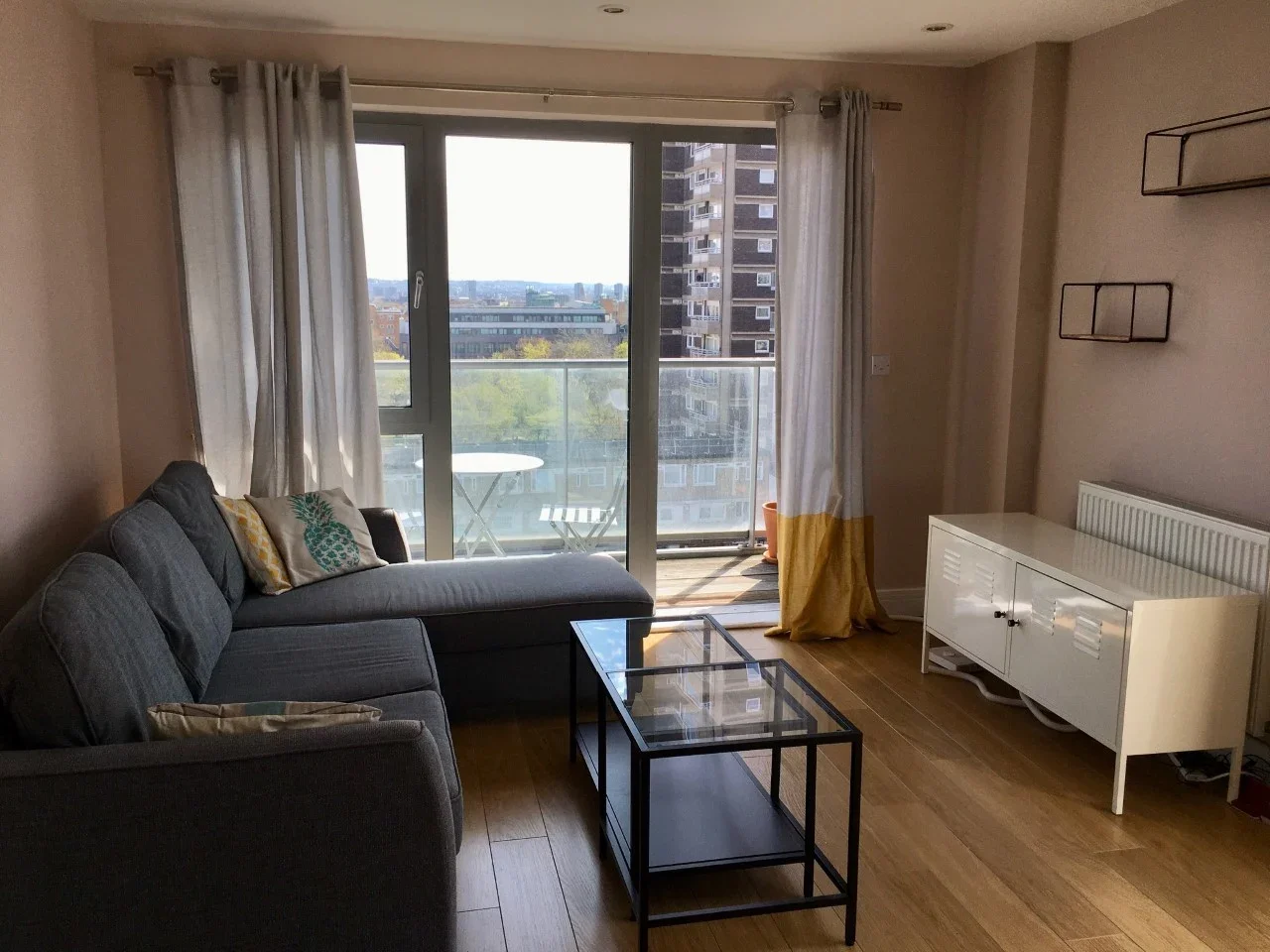 Flat Christian Street in Greater London