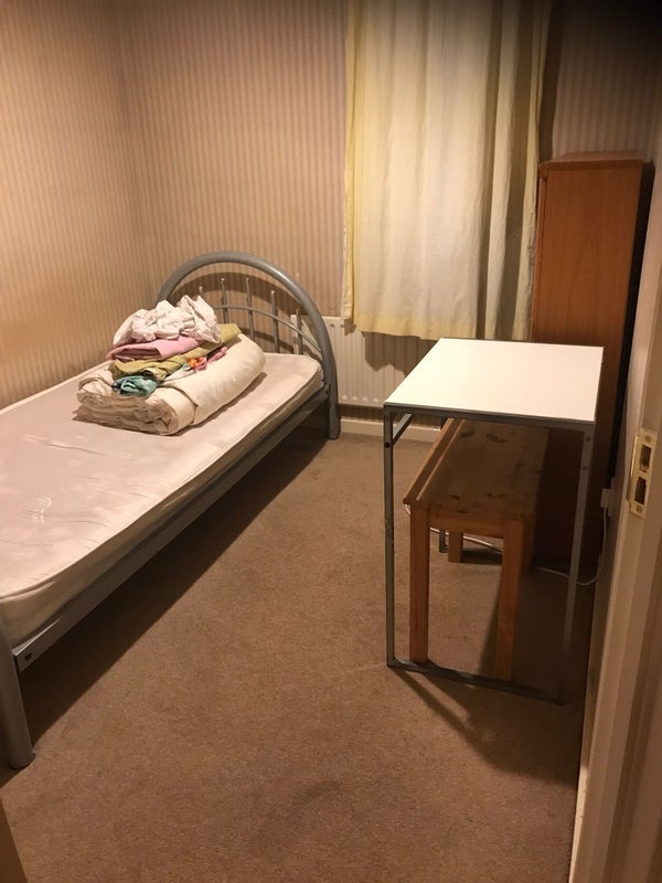 Room Floyd Road in Greater London