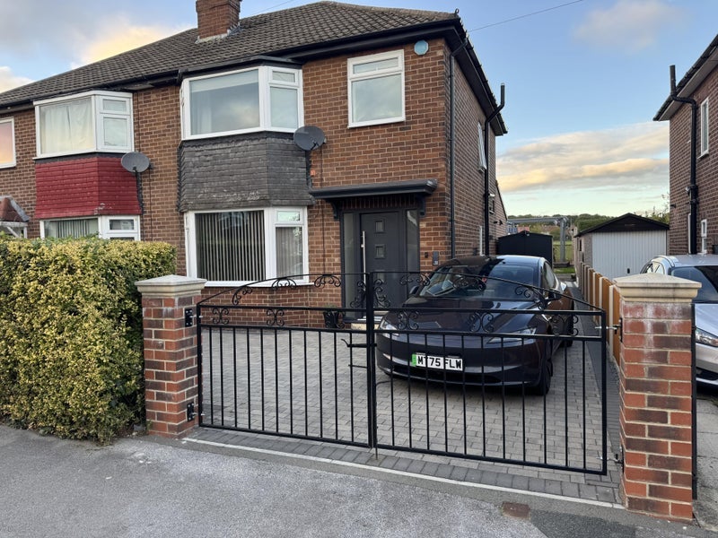 Room Manston Avenue in Leeds