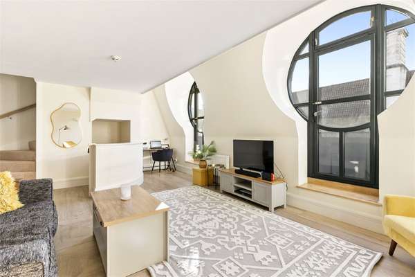 Flat Belvedere Road in Greater London