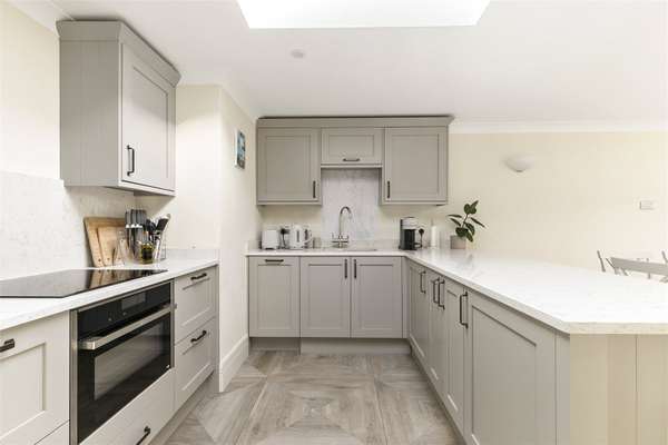 Flat Belvedere Road in Greater London