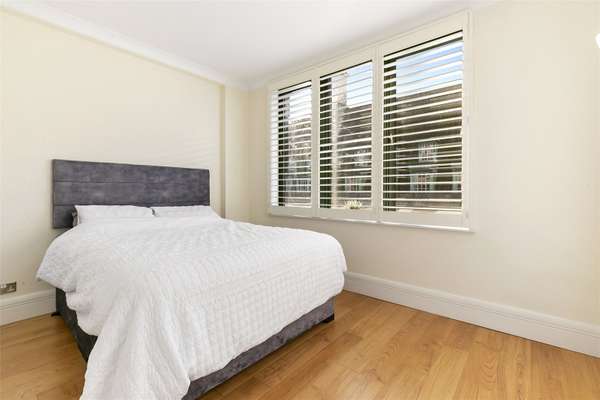 Flat Belvedere Road in Greater London