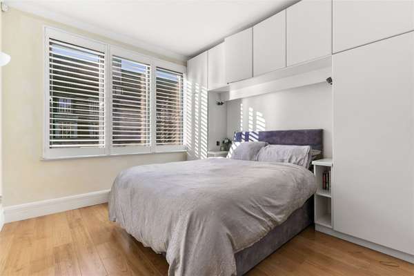 Flat Belvedere Road in Greater London