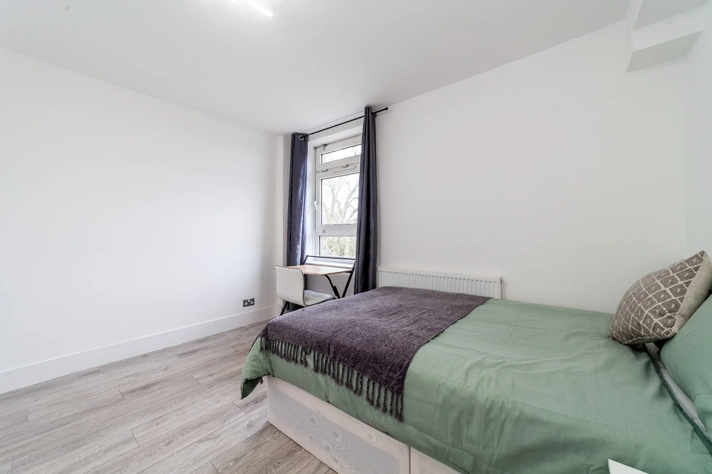 Room Askill Drive in Greater London