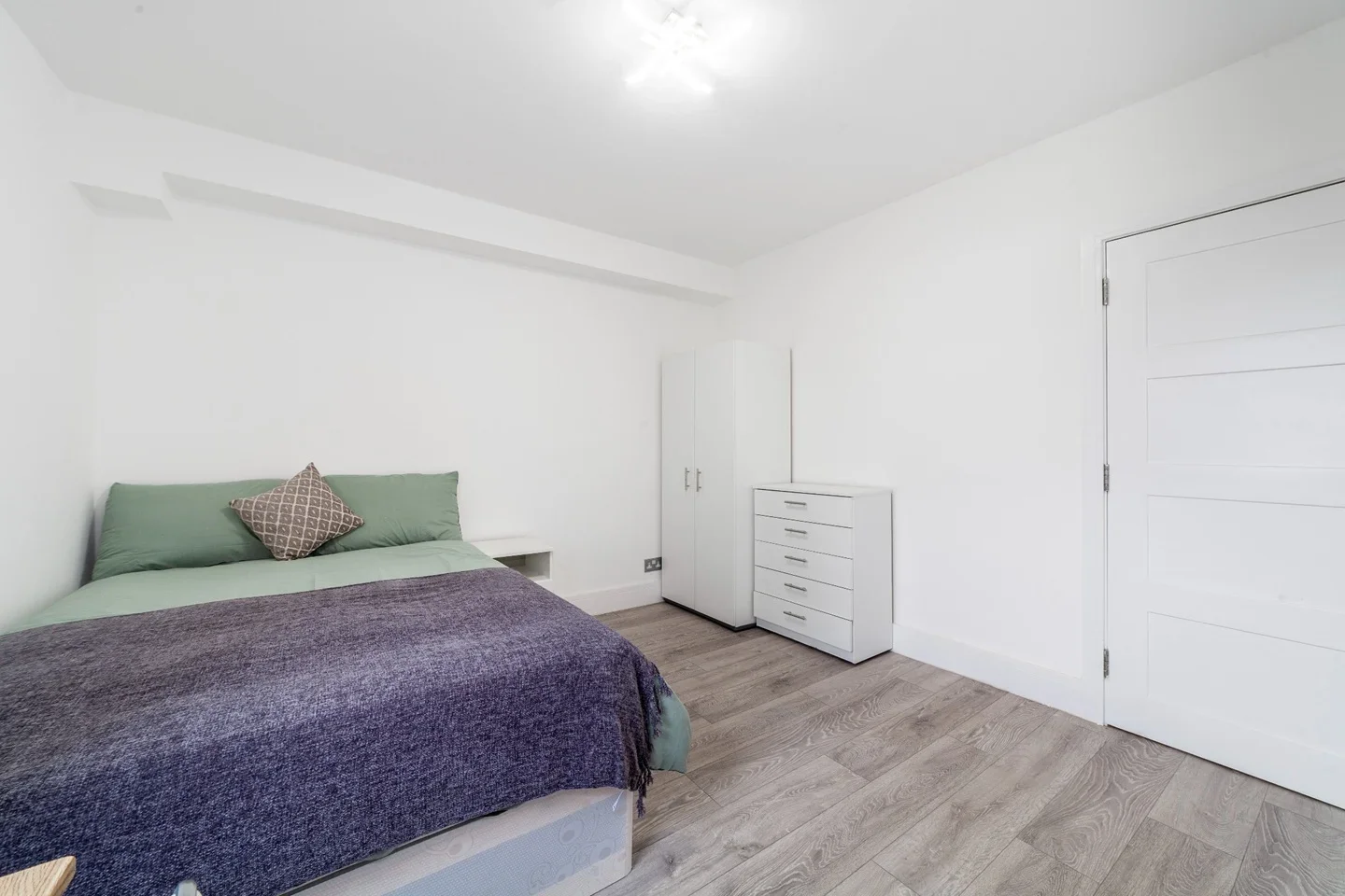 Room Askill Drive in Greater London