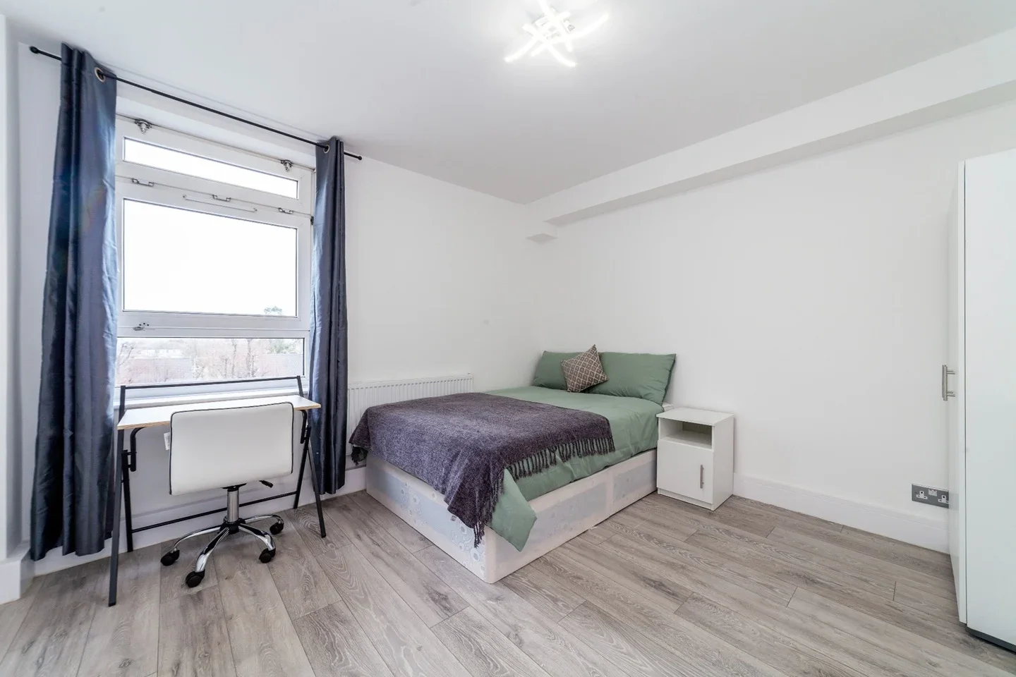 Room Askill Drive in Greater London