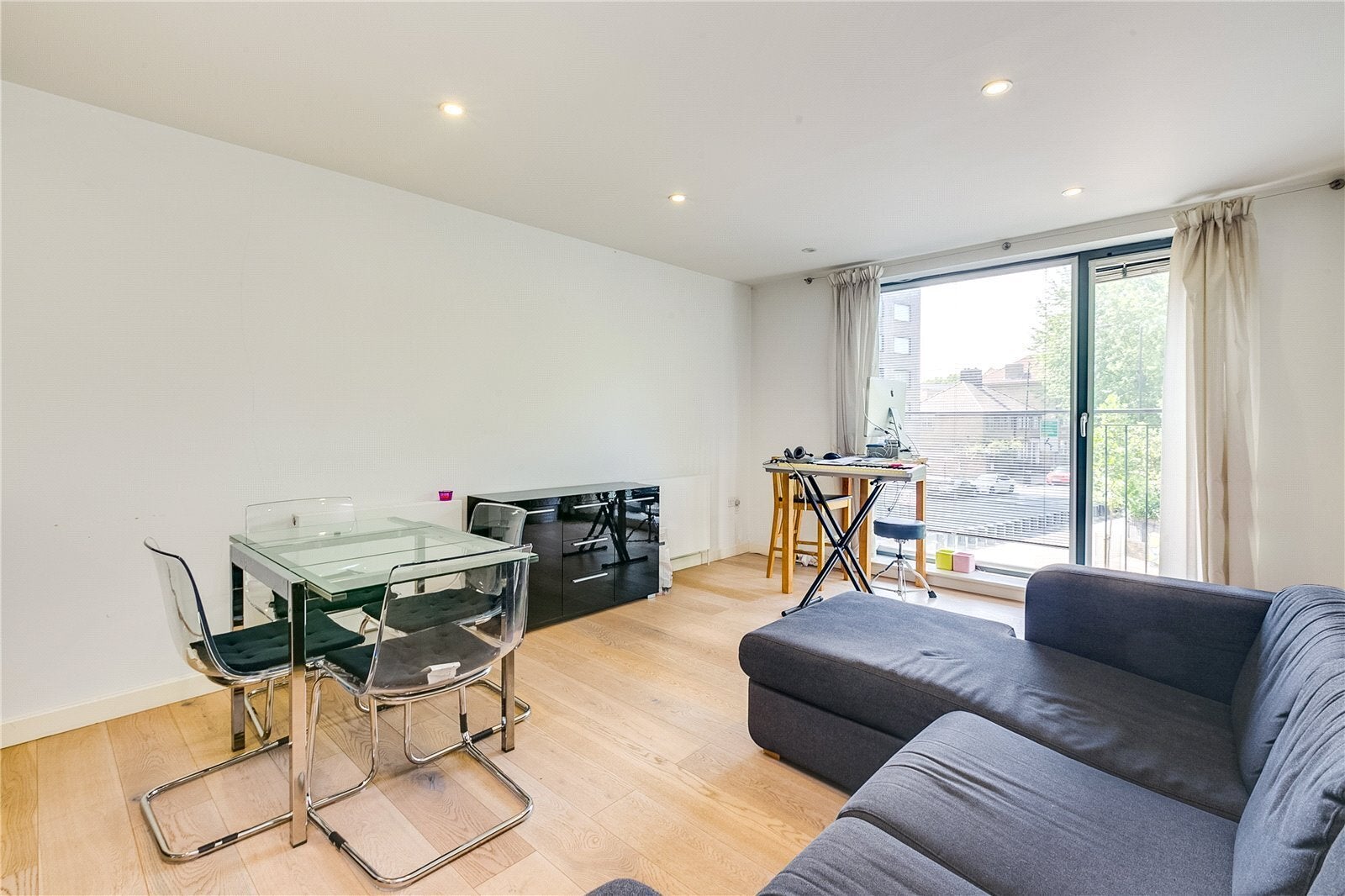 Flat Bermondsey Street in Greater London