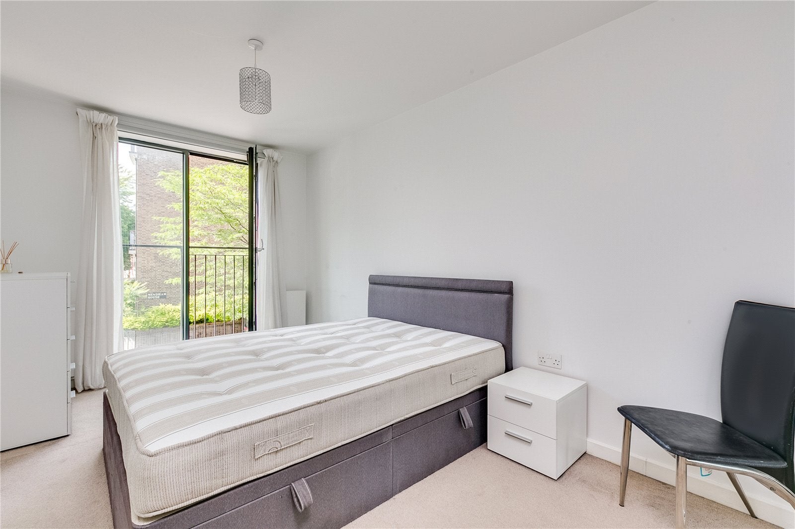 Flat Bermondsey Street in Greater London
