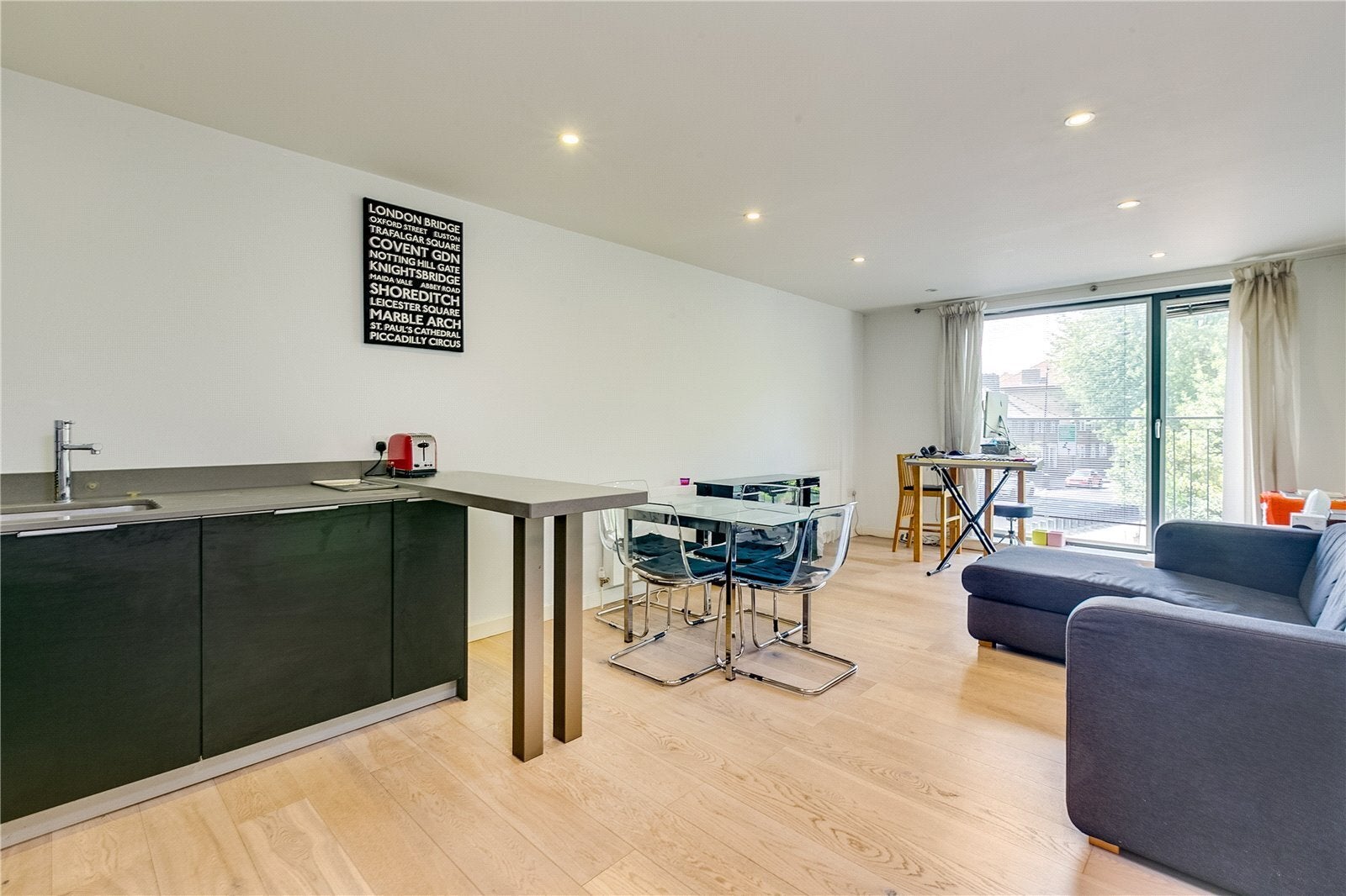 Flat Bermondsey Street in Greater London