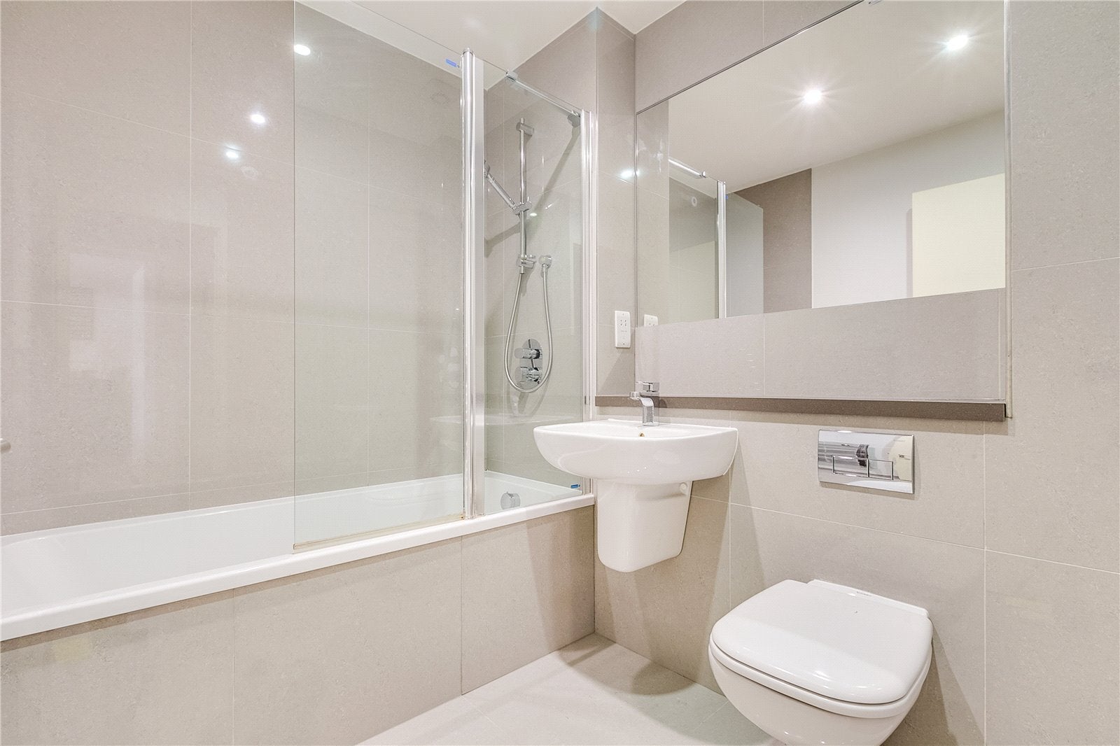 Flat Bermondsey Street in Greater London
