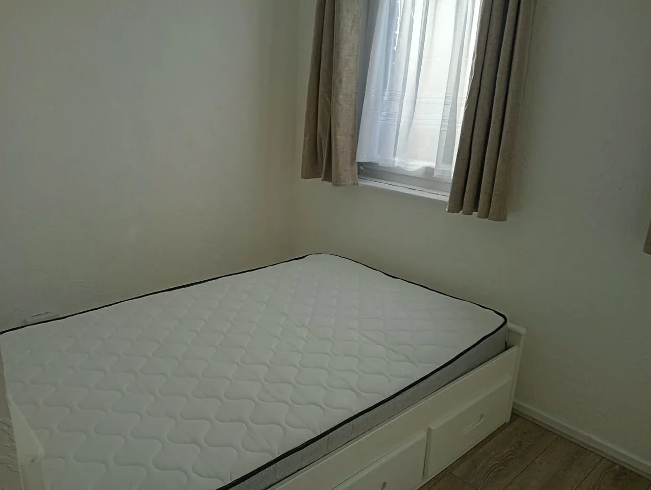 House Kemps Drive in Greater London