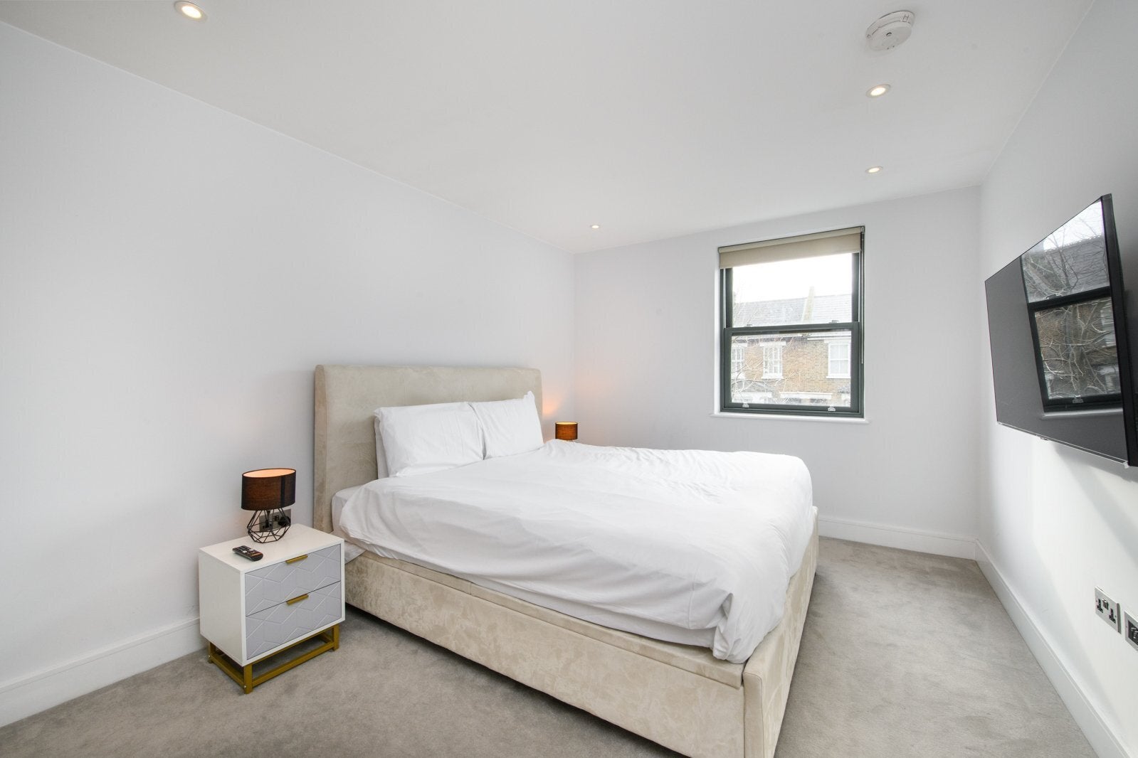 Flat Spring Grove in Greater London