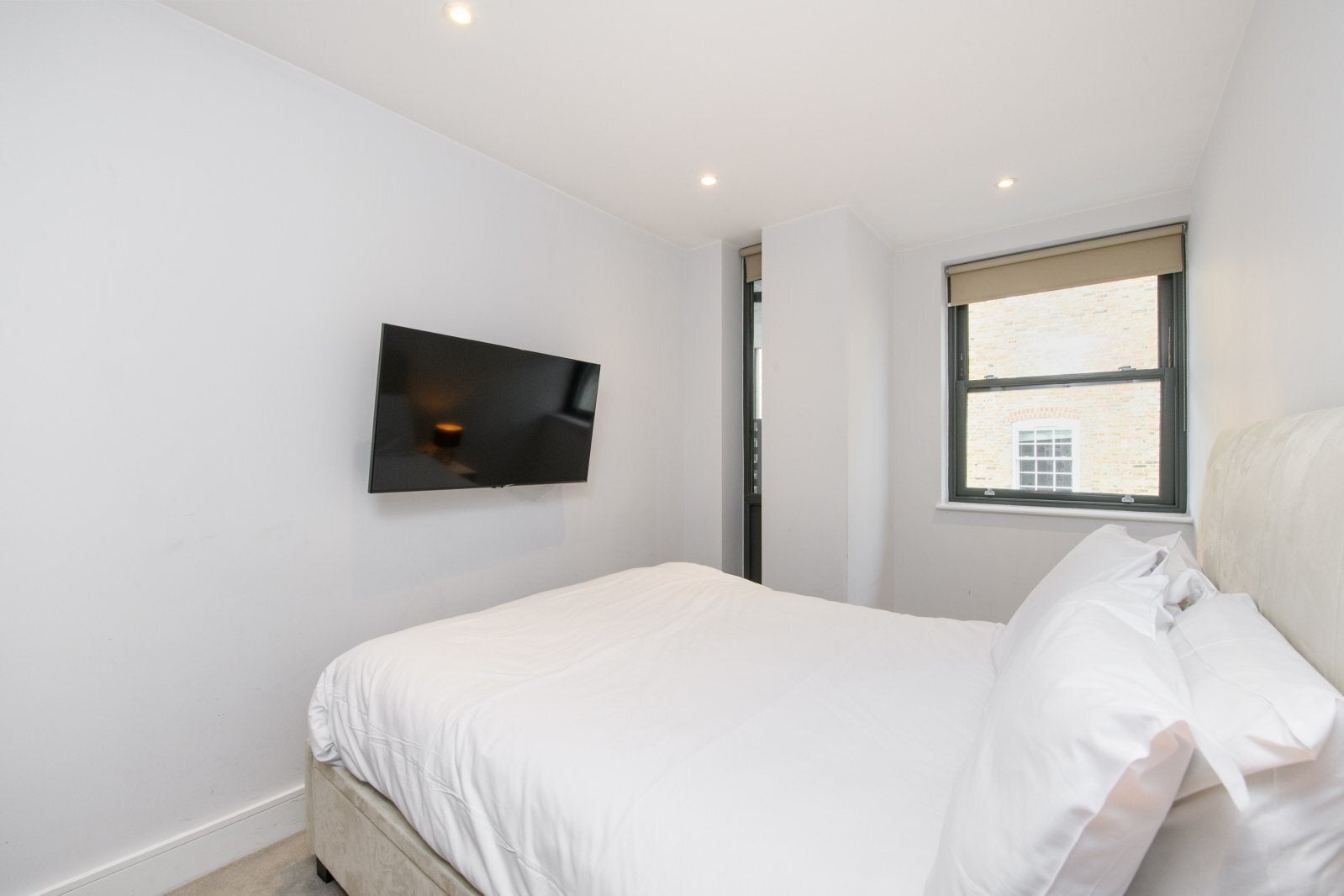 Flat Spring Grove in Greater London