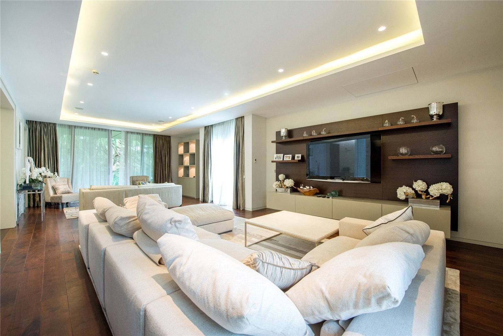Flat Hampstead Lane in Greater London