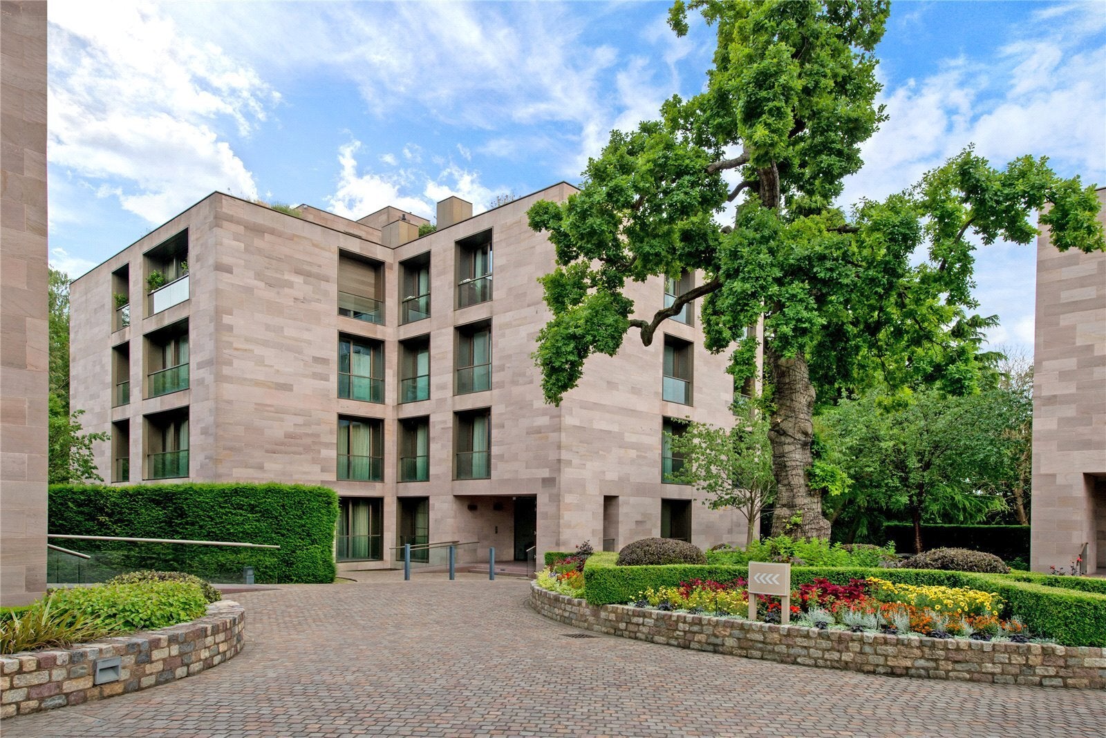 Flat Hampstead Lane in Greater London