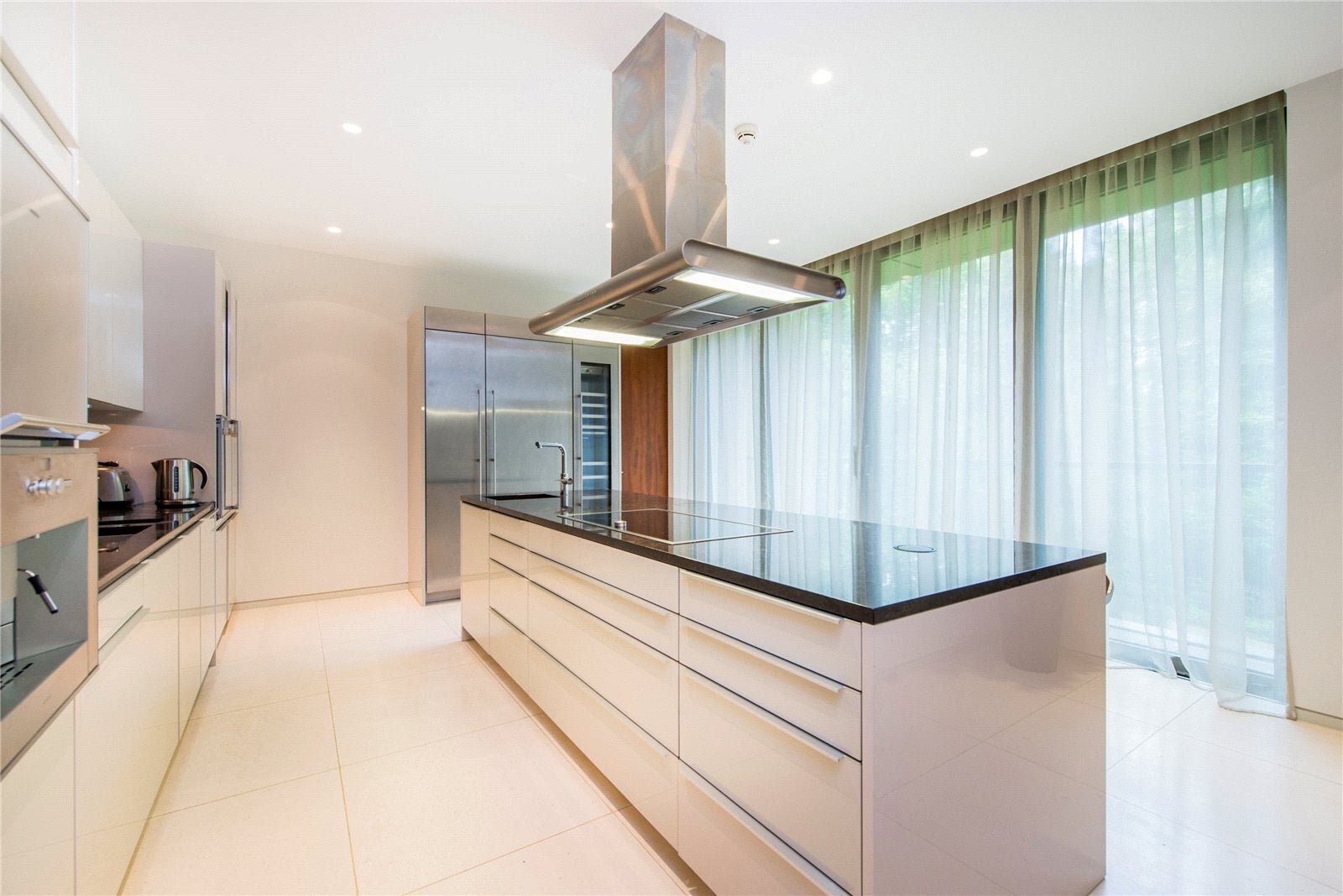 Flat Hampstead Lane in Greater London