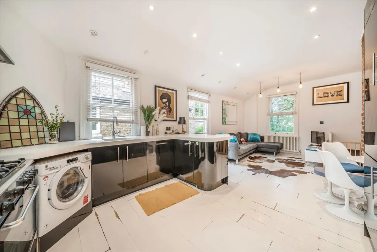 House Dunraven Road in Greater London