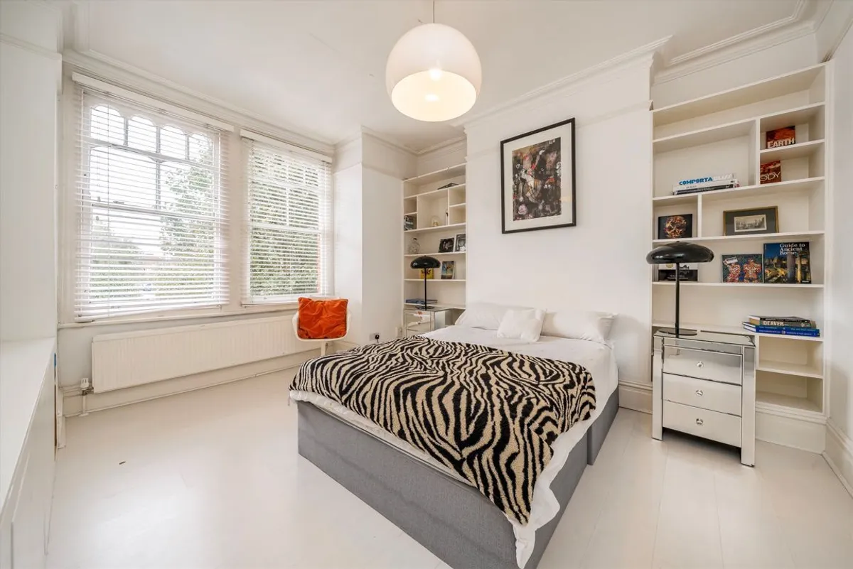 House Dunraven Road in Greater London