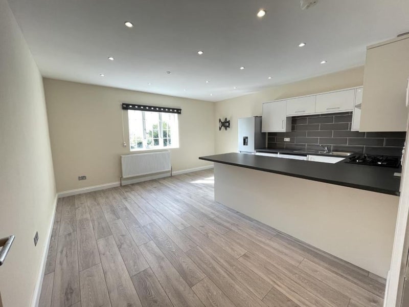 Flat Harrogate Road in Leeds