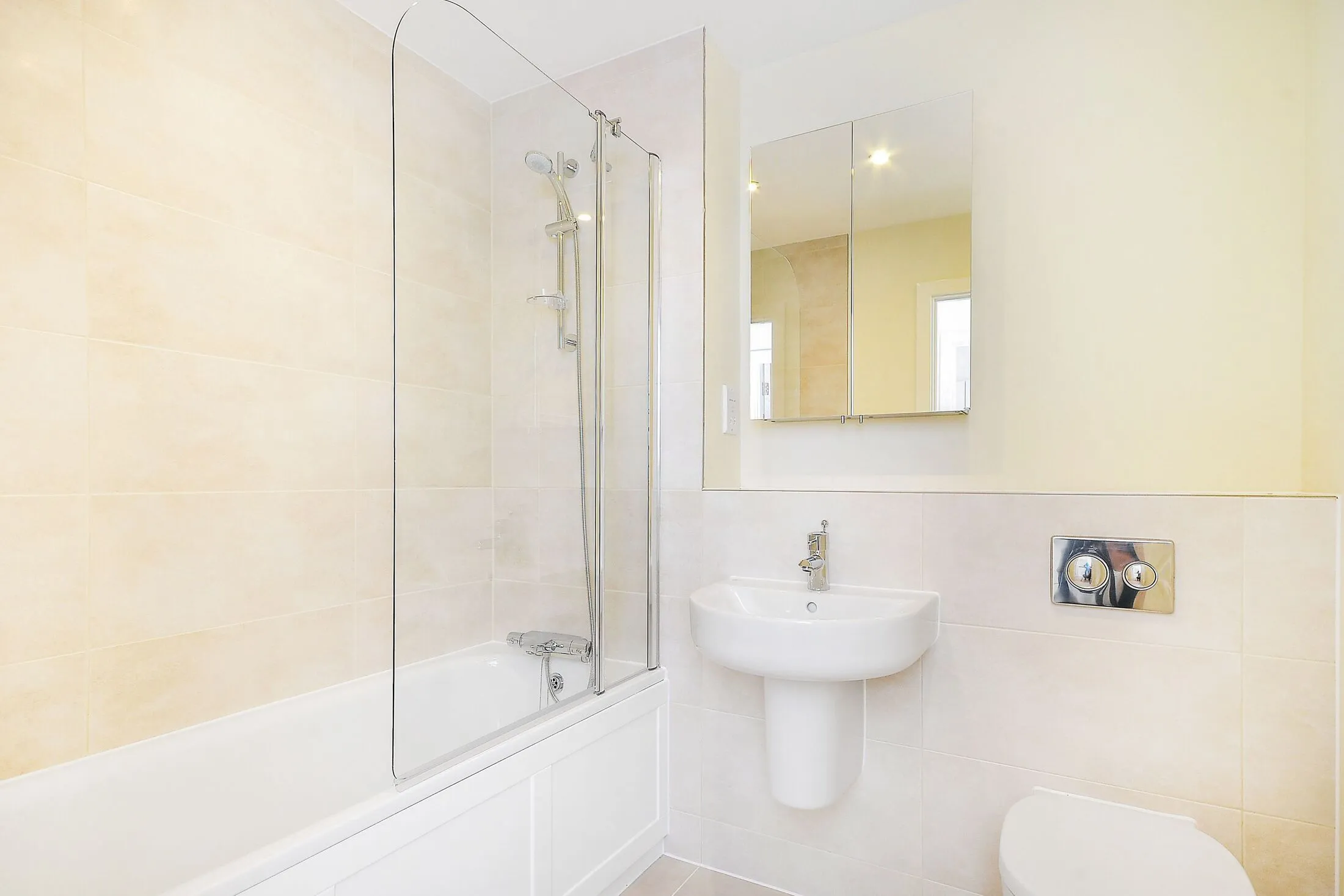 Flat Sandy Lane in Greater London