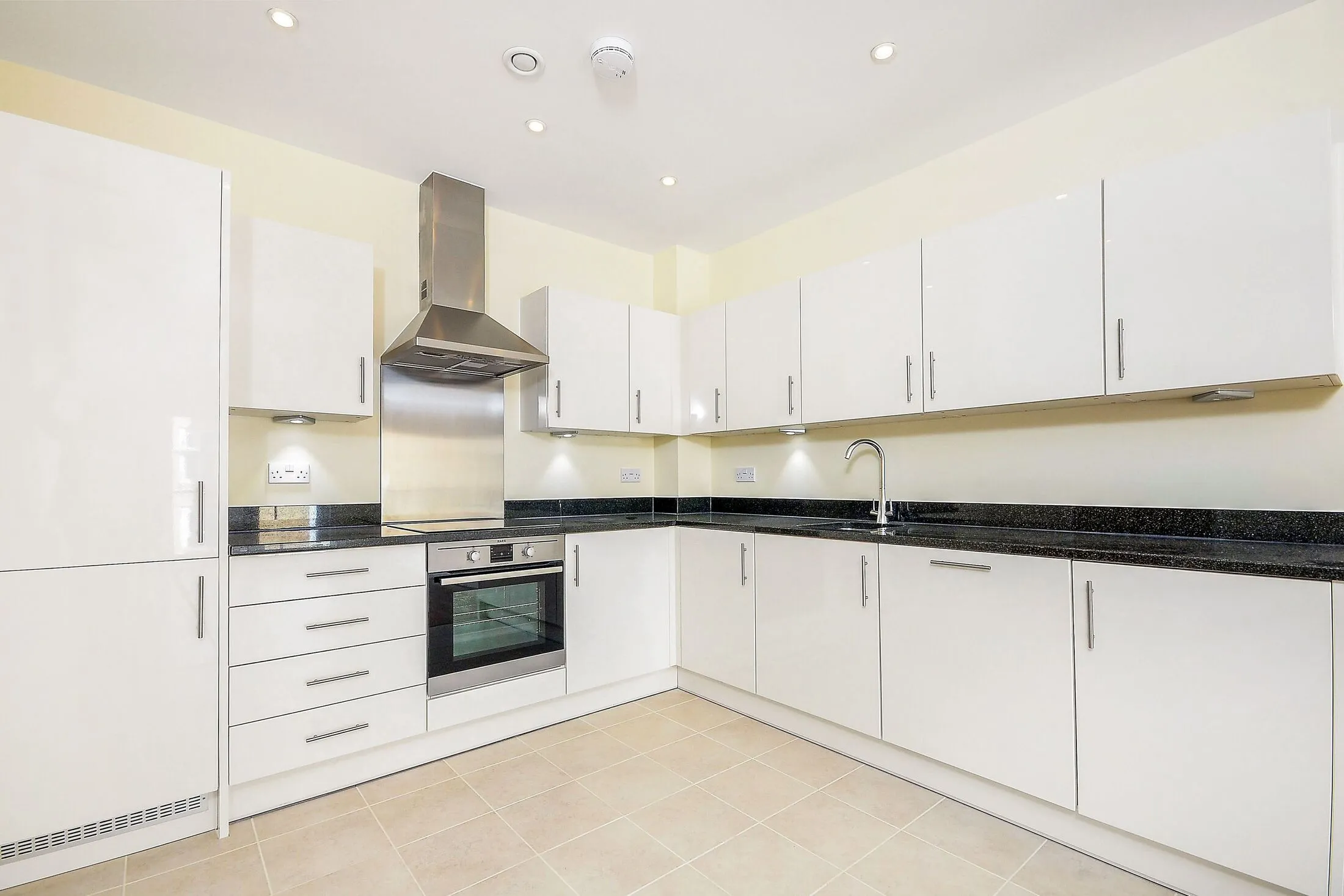 Flat Sandy Lane in Greater London