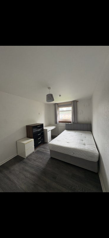 Room MacLean Square in Glasgow