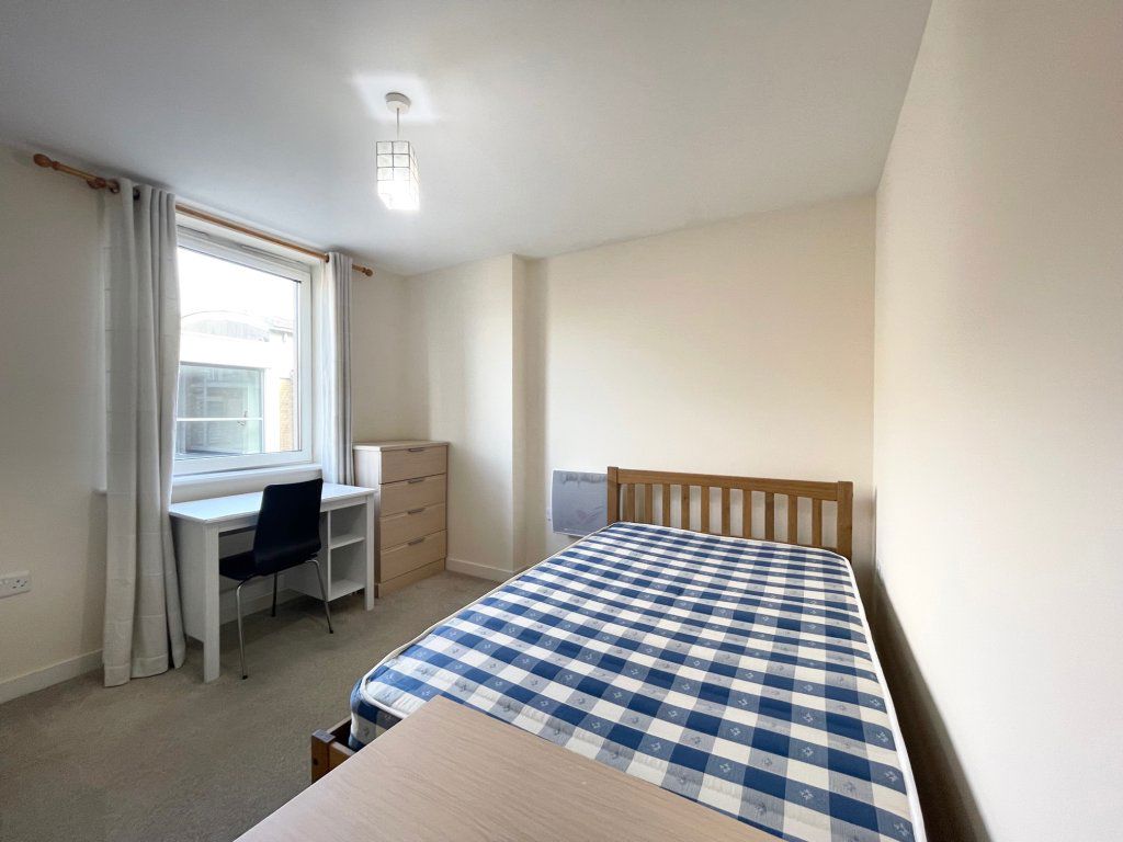 Flat Kingscote Way in Brighton