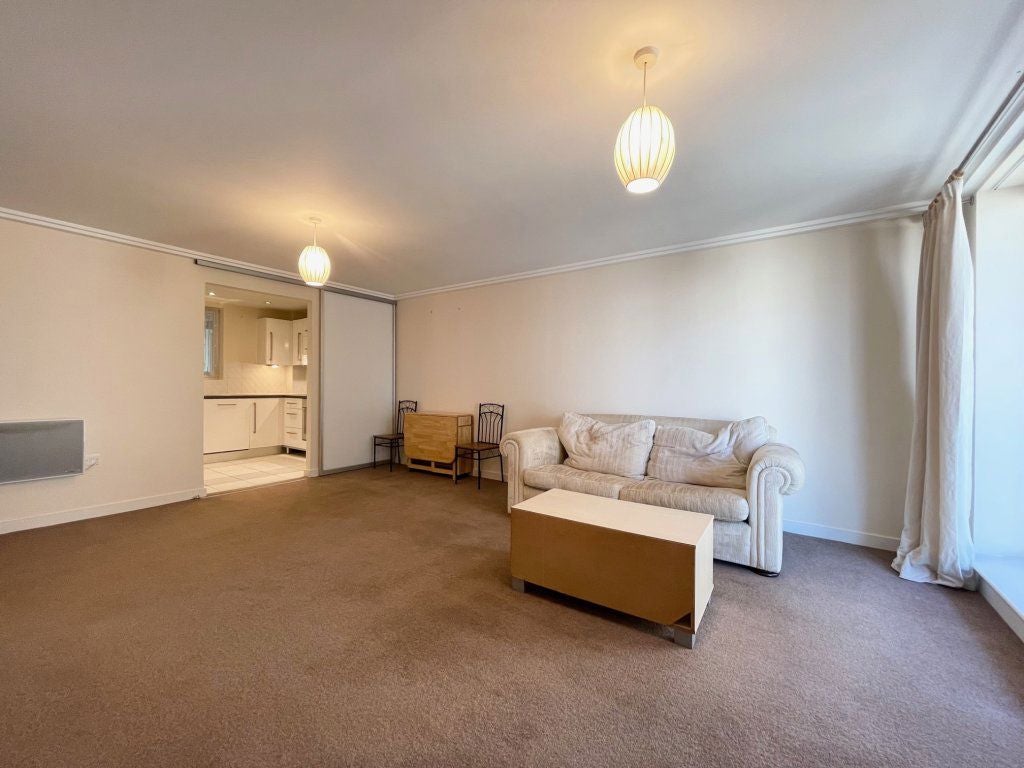 Flat Kingscote Way in Brighton