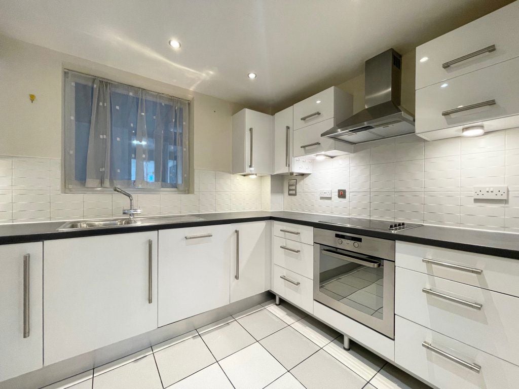 Flat Kingscote Way in Brighton