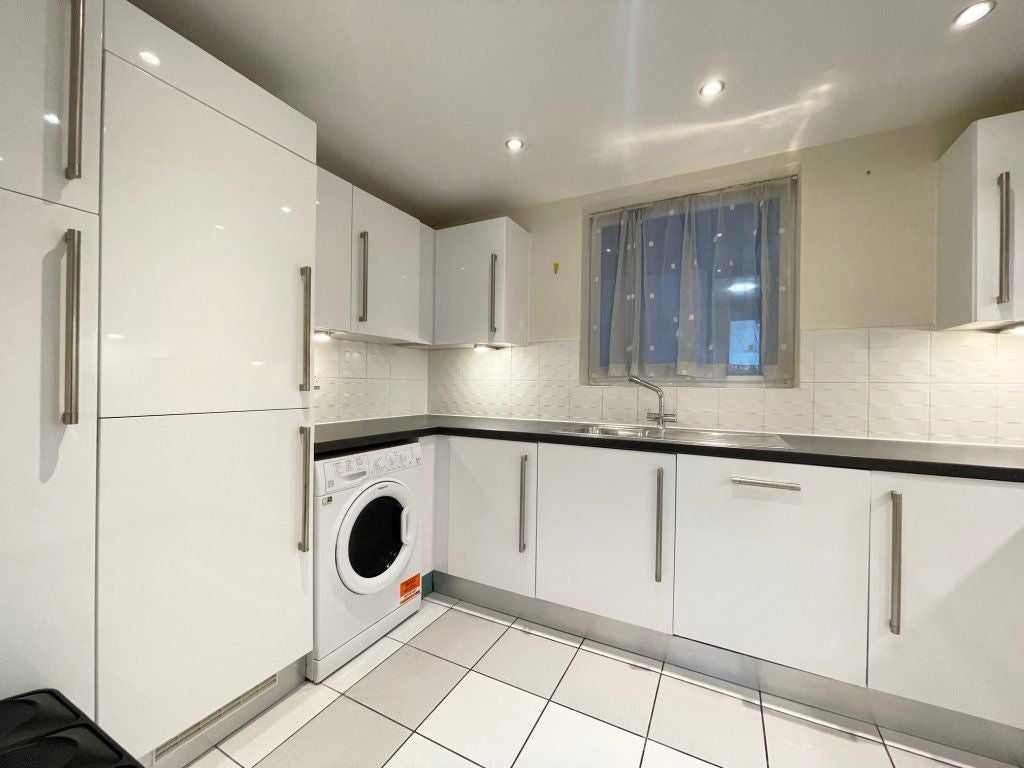 Flat Kingscote Way in Brighton
