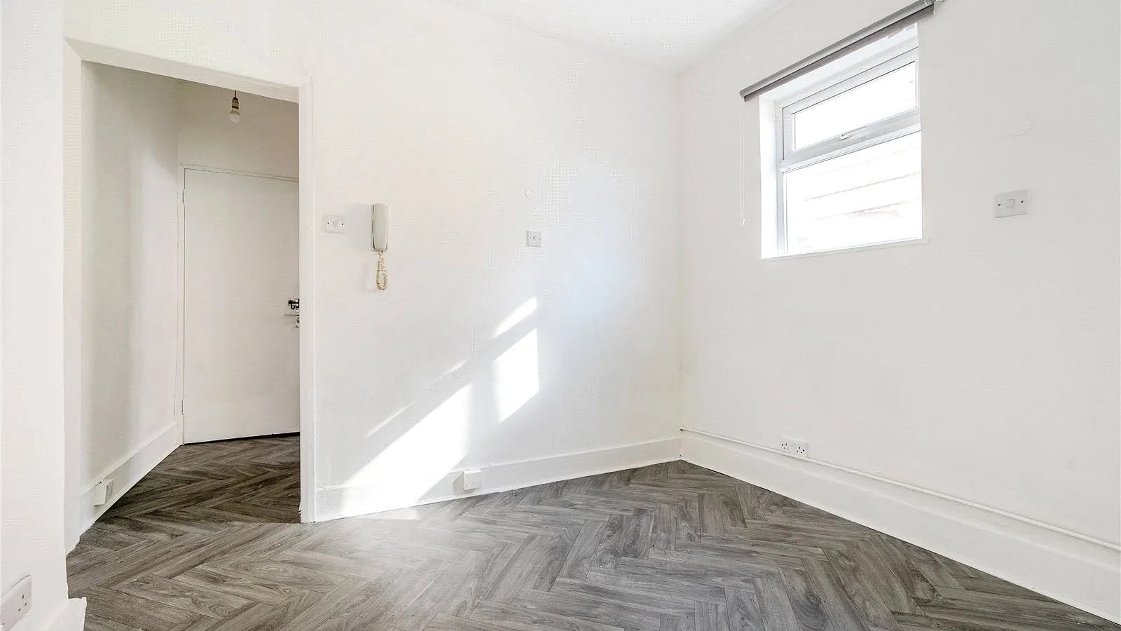 Flat Victoria Road in Greater London