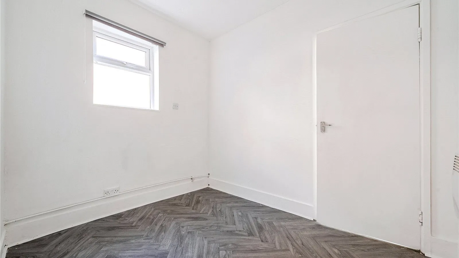 Flat Victoria Road in Greater London