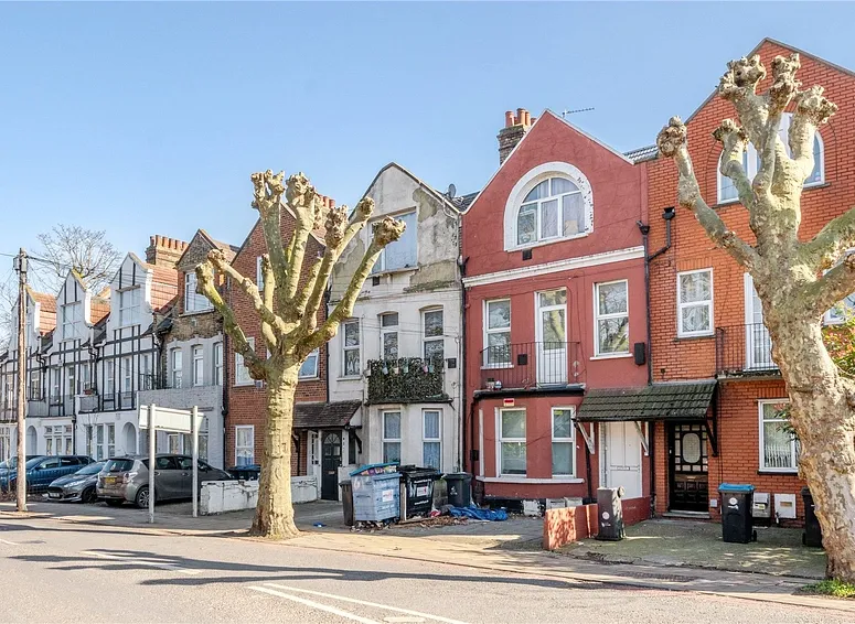 Flat Victoria Road in Greater London