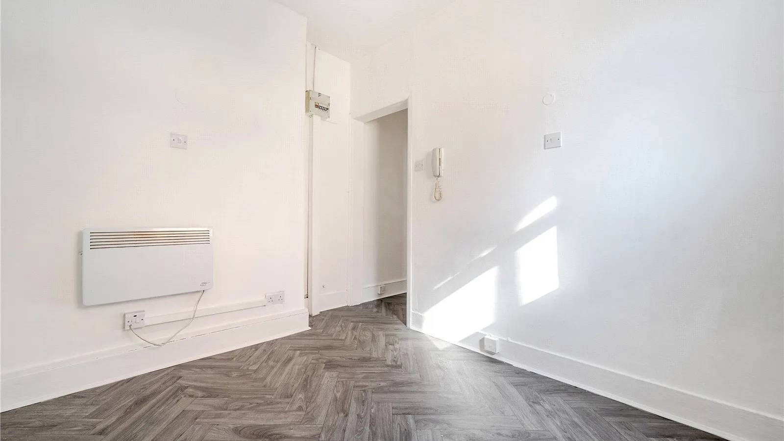 Flat Victoria Road in Greater London