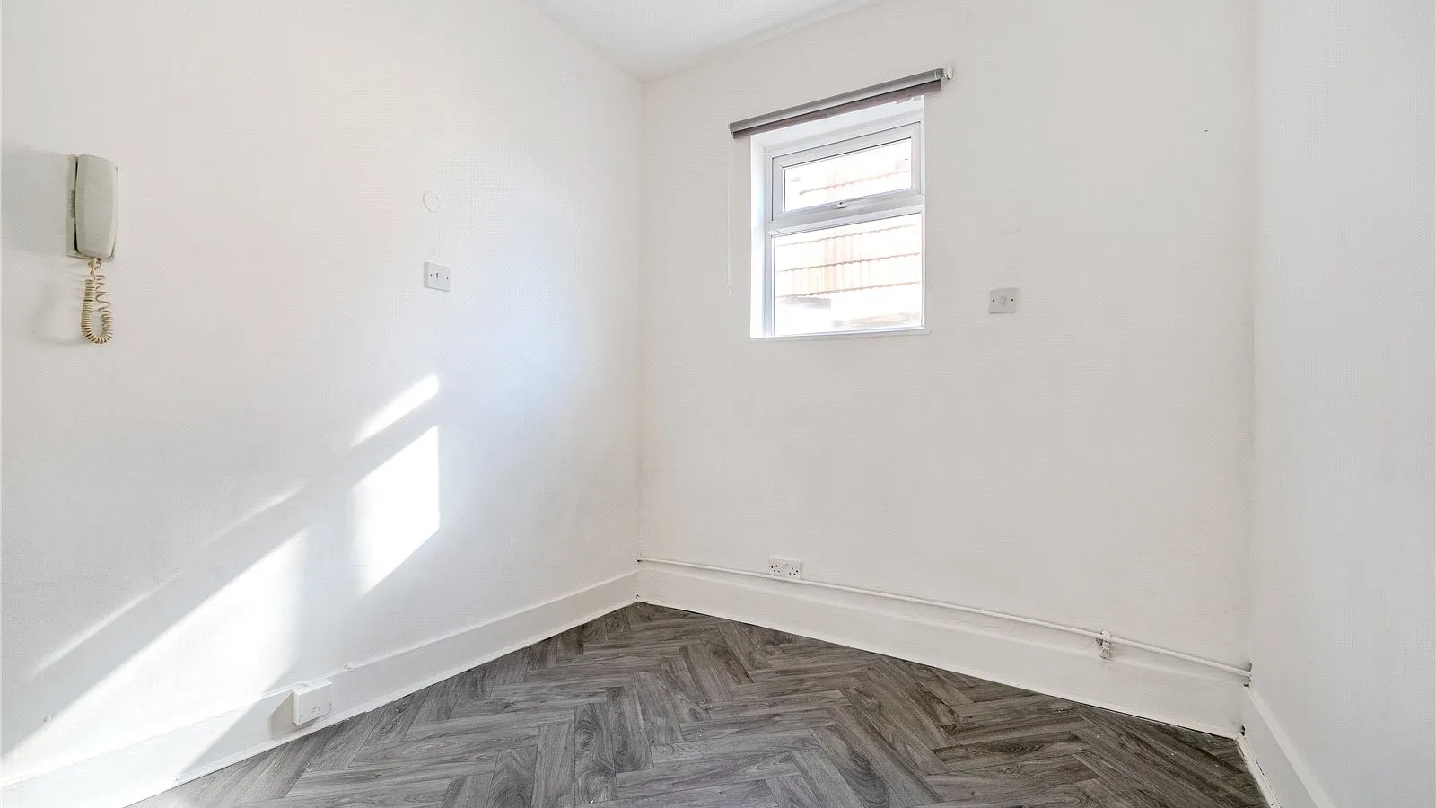 Flat Victoria Road in Greater London