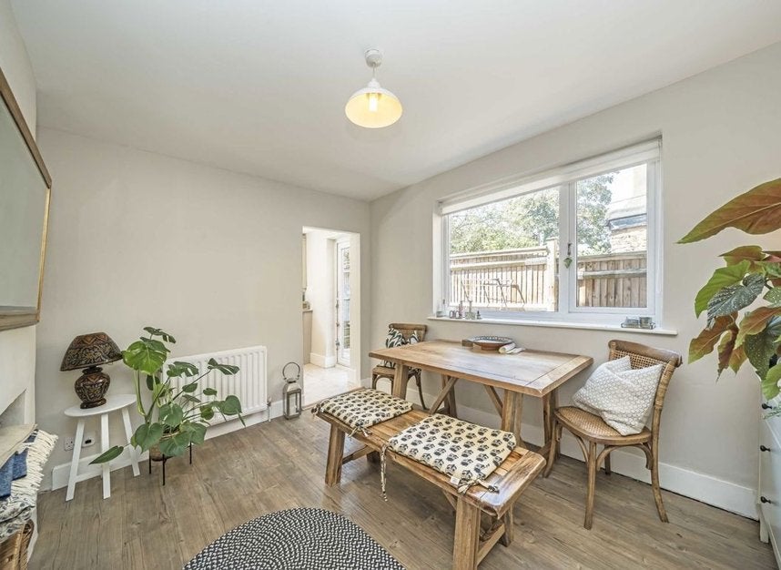Flat Silvester Road in Greater London