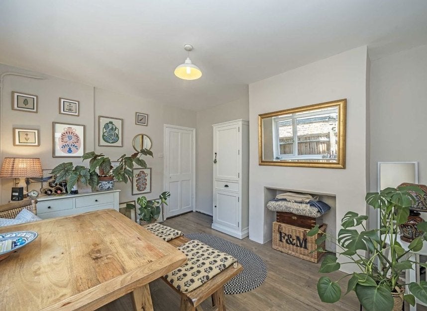 Flat Silvester Road in Greater London