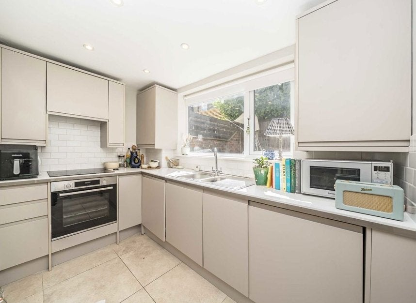 Flat Silvester Road in Greater London