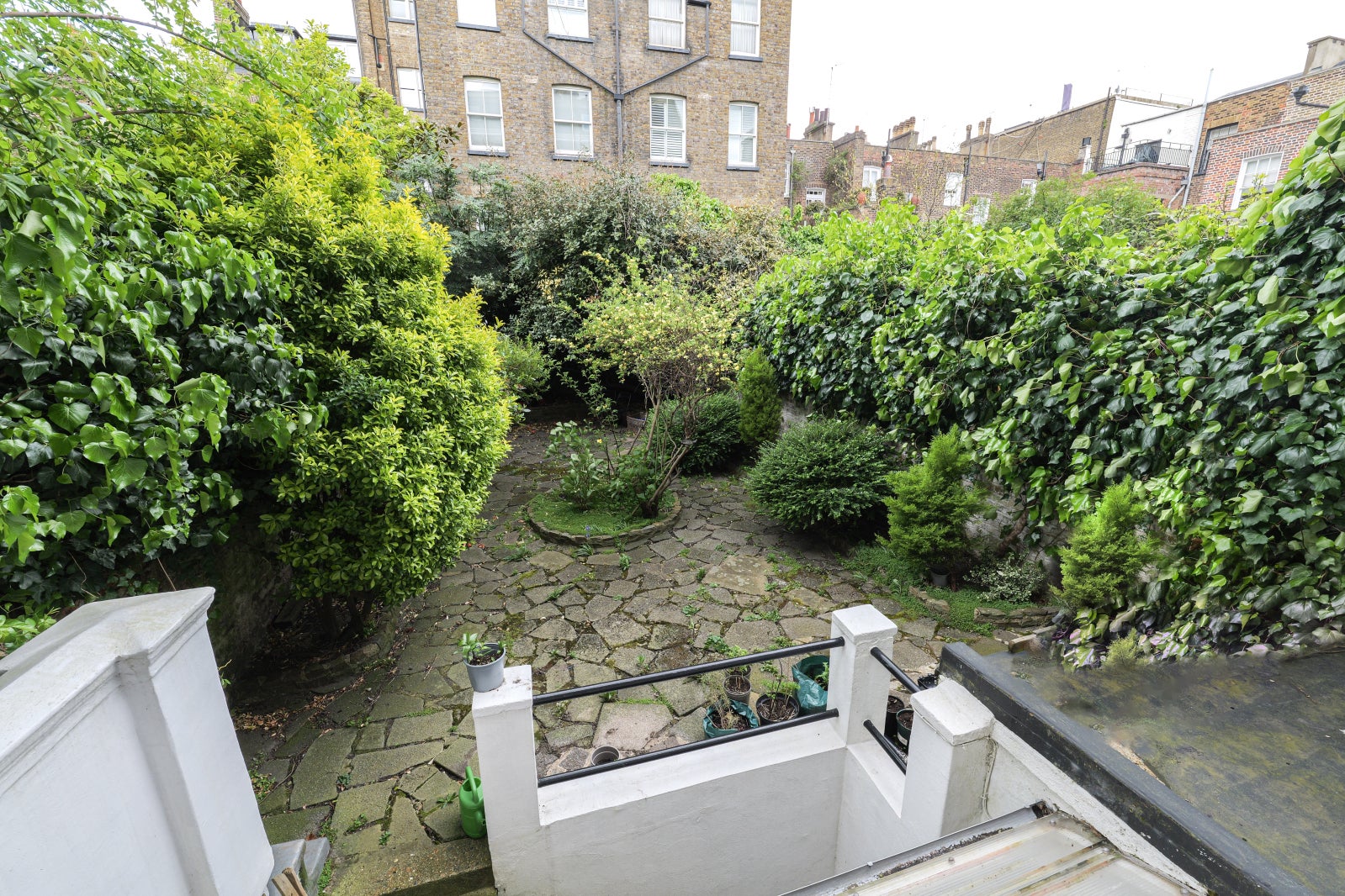 Flat Sheffield Terrace in Greater London