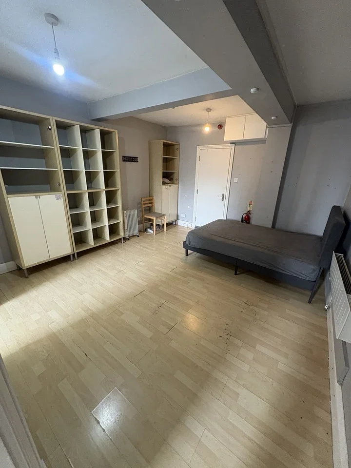 Flat Cranbrook Park in Greater London