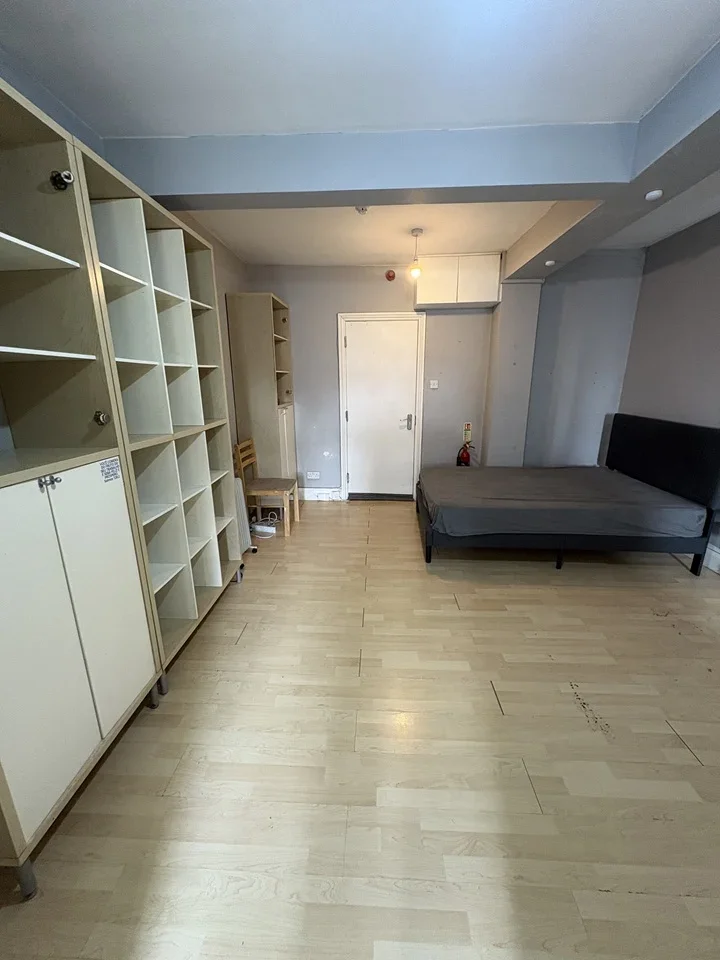 Flat Cranbrook Park in Greater London