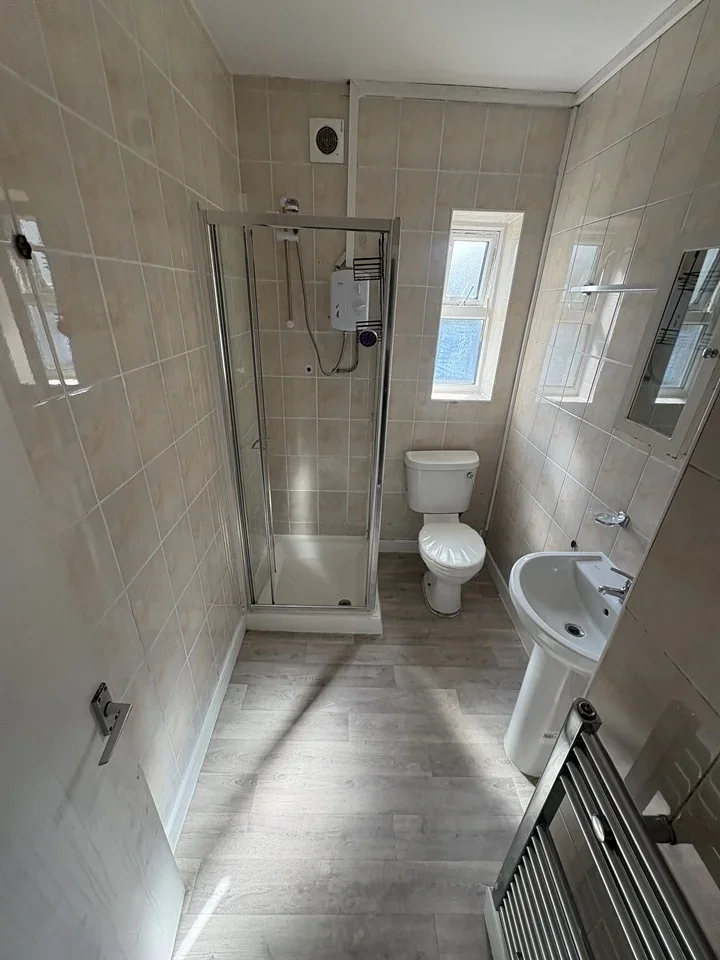 Flat Cranbrook Park in Greater London