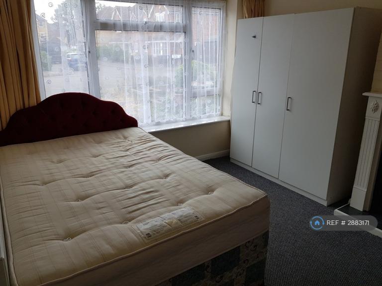 Room Nobles Way in Borough of Runnymede