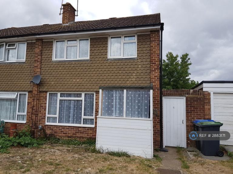 Room Nobles Way in Borough of Runnymede